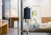 비접촉 체온계를 설치했습니다